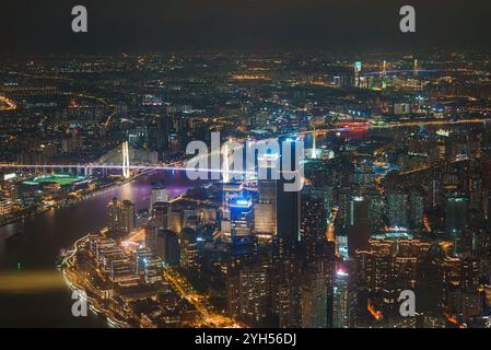 Nächtlicher Luftanblick auf Shanghai mit beleuchteten Wolkenkratzern Stockfoto