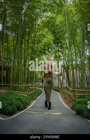 Person, die durch den Bamboo Grove in einem Shanghai Garden läuft Stockfoto