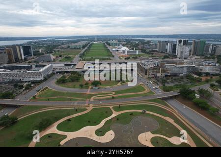 BRASILIA, BRASILIEN - 9. November 2024: Luftaufnahme der monumentalen Achse von Brasilia, Brasilien. Hochwertige Fotos Stockfoto