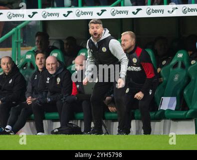 Edinburgh, Großbritannien. November 2024. Scottish Premiership - Hibernian FC gegen St Mirren FC 09/11/20/24 St.Mirren-Manager Stephen Robinson ruft seine Spieler an, als Hibs in der ersten Phase der Scottish Premiership im Easter Road Stadium in Edinburgh gegen St Mirren antritt. Quelle: Ian Jacobs/Alamy Live News Stockfoto