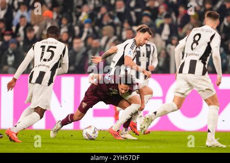 Torino, Italien. November 2024. Der Torino Samuele Ricci kämpft mit Juventus Federico Gatti während des Fußballspiels der Serie A zwischen Juventus und Torino FC im Juventus-Stadion in Turin, Nordwesten Italiens am 9. November 2024 um den Ball. Sport - Fußball EXKLUSIV TURIN FC (Foto: Fabio Ferrari/LaPresse) Credit: LaPresse/Alamy Live News Stockfoto