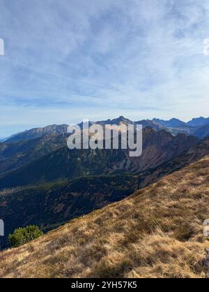 Panoramablick vom Berg Giewont, Tatra, Polen, mit weitläufigen Landschaften und majestätischen Gipfeln Stockfoto