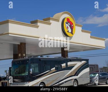 KODAK, TN - 12. März 2024: Tankstellen für Wohnmobile an Buc-ees-Tankstelle und Supermarkt. Stockfoto