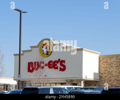 KODAK, TN - 12. März 2024: Buc-ees-Schild und Bibermaskottchen-Logo über dem Eingang zum beliebten 24-Stunden-Geschäft in Tennessee. Stockfoto