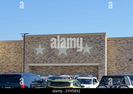 KODAK, TN - 12. März 2024: Drei Sterne an der Außenwand des Buc-ees-Supermarkts und Autos auf dem Parkplatz. Stockfoto