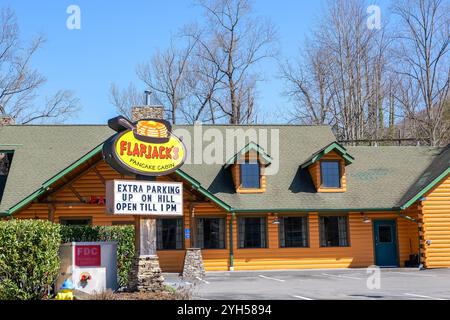 GATLINBURG, TN - 12. März 2024: Flapjacks Pancake Cabin Schild und Gebäude und Parkplatz. Stockfoto