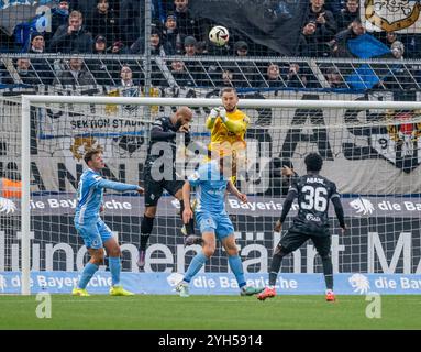 Marco Hiller (Torwart, TSV 1860 München, #1) mit einer Faustabwehr vor Terrence Boyd (SV Waldhof Mannheim, #13). GER, TSV 1860 München gegen SV Waldhof Mannheim 07, Fussball, 3. Bundesliga, 14. Spieltag, Saison 2024/2025, 09.11.2024. (DIE DFL-DFB-VORSCHRIFTEN VERBIETEN DIE VERWENDUNG VON FOTOS ALS BILDSEQUENZEN UND/ODER QUASI-VIDEO). Foto: Eibner-Pressefoto/Heike Feiner Stockfoto