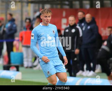 München, Deutschland, 09. November 2024: Fussball, Herren, 3.Liga, Saison 2024/2025, TSV 1860 München - SV Waldhof Mannheim, Grünwalder Stadion Florian Bähr/Baehr (TSV 1860 München) Kopf, Oberkörper, stehend DFB-Vorschriften verbieten jede Verwendung von Fotografien als Bildsequenzen und/oder Quasi-Video Stockfoto