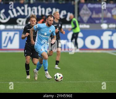 München, Deutschland, 09. November 2024: Fussball, Herren, 3.Liga, Saison 2024/2025, TSV 1860 München - SV Waldhof Mannheim, Grünwalder Stadion Patrick Hobsch (TSV 1860 München) mit Ball im Angriff DFB-Vorschriften verbieten jede Verwendung von Fotografien als Bildsequenzen und/oder Quasi-Video Stockfoto