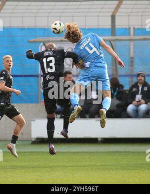 München, Deutschland, 09. November 2024: Fussball, Herren, 3.Liga, Saison 2024/2025, TSV 1860 München - SV Waldhof Mannheim, Grünwalder Stadion Terrence Boyd (SV Waldhof Mannheim) (li.) mit Jesper Verlaat (TSV 1860 München) (re.) im Zweikampf, Kopfball, Ball klärt, Sprung DFB-Vorschriften verbieten jede Verwendung von Fotografien als Bildsequenzen und/oder Quasi-Video Stockfoto