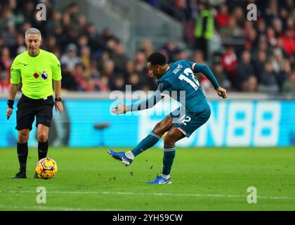 Brentford, London, Großbritannien. November 2024; Gtech Community Stadium, Brentford, London, England; Premier League Football, Brentford gegen Bournemouth; Tyler Adams vom AFC Bournemouth erhält einen direkten Freistoß Guthaben: Action Plus Sports Images/Alamy Live News Stockfoto