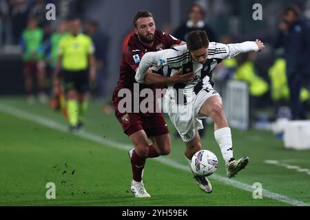 Turin, Italien. November 2024. Kenan Yildiz von Juventus FC und Sebastian Walukiewicz von Turin FC kämpfen um den Ball während des Spiels der Serie A zwischen Juventus FC und Turin FC im Allianz Stadium am 9. November 2024 in Turin. Quelle: Marco Canoniero/Alamy Live News Stockfoto