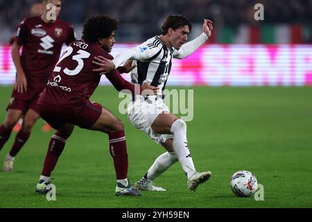 Turin, Italien. November 2024. Saul Coco vom FC Turin und Dusan Vlahovic vom FC Juventus kämpfen um den Ball während des Spiels der Serie A zwischen Juventus FC und Turin im Allianz Stadium am 9. November 2024 in Turin. Quelle: Marco Canoniero/Alamy Live News Stockfoto