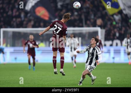 Turin, Italien. November 2024. Mergim Vojvoda von Turin FC und Kenan Yildiz von Juventus FC kämpfen um den Ball während des Serie A Spiels zwischen Juventus FC und Turin FC im Allianz Stadium am 9. November 2024 in Turin, Italien. Quelle: Marco Canoniero/Alamy Live News Stockfoto