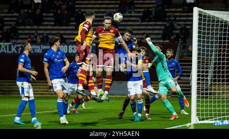 Motherwell, Schottland. November 2024. Kofi Balmer (5 – Motherwell) führt den Torwart Motherwell gegen St Johnstone an Stockfoto