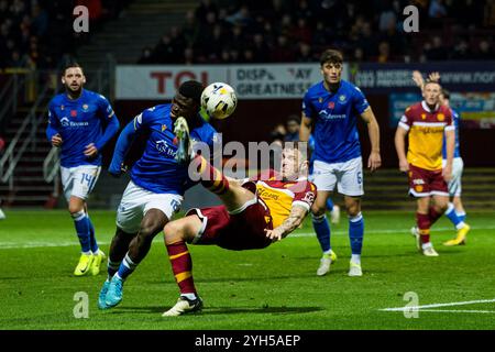 Motherwell, Schottland. November 2024. Andy Halliday (11 – Motherwell) versucht ein akrobatisches Manöver Motherwell vs St Johnstone - Scottish Premiership Credit: Raymond Davies / Alamy Live News Stockfoto