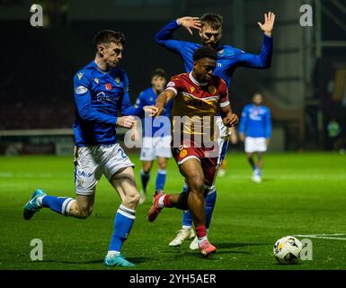 Motherwell, Schottland. November 2024. Marvin Kaleta (21 – Motherwell) spaltet die Verteidigung von St Johnstone Motherwell gegen St Johnstone - Scottish Premiership Credit: Raymond Davies / Alamy Live News Stockfoto