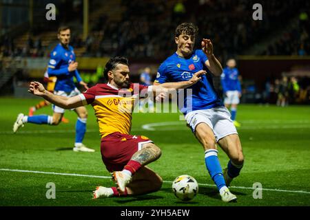 Motherwell, Schottland. November 2024. Tony Watt (52 – Motherwell) taucht in eine späte Challenge ein: Motherwell vs St Johnstone - Scottish Premiership Credit: Raymond Davies / Alamy Live News Stockfoto