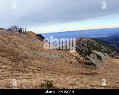 Kasprowy Wierch, ein prominenter Gipfel in der Tatra in Polen, bietet eine atemberaubende Aussicht, die für Wanderungen und Seilbahnfahrten beliebt ist Stockfoto