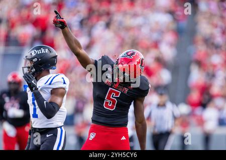 Raleigh, NC, USA. November 2024. North Carolina State Wolfpack Safety DK Kaufman (5) feiert, nachdem er Duke Blue Devils während der ersten Hälfte des NCAA-Fußballspiels im Carter-Finley Stadium in Raleigh, NC, gestoppt hat. (Scott Kinser/CSM). Quelle: csm/Alamy Live News Stockfoto