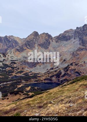 Blick auf einen Bergsee von Kasprowy Wierch, Tatra, Polen, mit atemberaubender alpiner Landschaft und kristallklarem Wasser Stockfoto