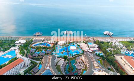 Ein luxuriöses Baderesort mit mehreren Pools, malerischem Zugang zum Strand und atemberaubendem Meerblick für einen unvergesslichen Urlaub Stockfoto