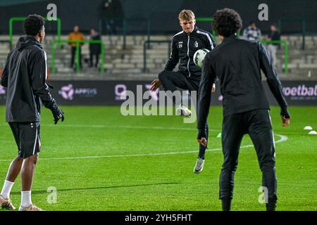 Aufwärmphase Andreas Spegelaere (25) von KMSK Deinze vor einem Fußballspiel zwischen SK Lommel und KMSK Deinze am 11. Spieltag der Challenger Pro League 2024-2025 am Samstag, 9. November 2024 in Lommel, Belgien. Quelle: Sportpix/Alamy Live News Stockfoto