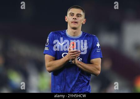 London, Großbritannien. November 2024. Everton-Verteidiger Vitaliy Mykolenko (19) applaudiert den Fans beim Spiel West Ham United FC gegen Everton FC English Premier League am 9. November 2024 im London Stadium, London, England, Vereinigtes Königreich Credit: Every Second Media/Alamy Live News Stockfoto