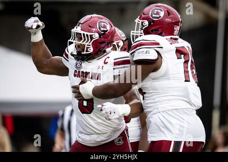 Nashville, Tennessee, USA. November 2024. South Carolina Gamecocks Tight End Joshua Simon (6) reagiert mit South Carolina Gamecocks Tight End Michael Smith (20), nachdem er einen Touchdown gegen die Vanderbilt Commodores erzielt hat. (Kreditbild: © Camden Hall/ZUMA Press Wire) NUR REDAKTIONELLE VERWENDUNG! Nicht für kommerzielle ZWECKE! Stockfoto