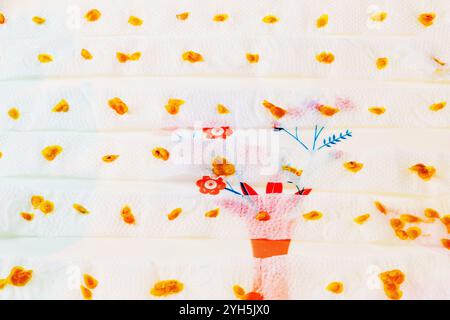 Trocknen von Tomatensamen auf Papiertuch, reihenweise für die Konservierung und das spätere Anpflanzen im häuslichen Garten angeordnet. Stockfoto