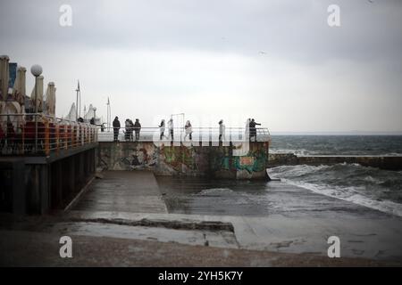 Odessa, Ukraine. November 2024. Die Menschen machen Fotos vor dem Hintergrund des stürmischen Meeres am Strand von Lanzheron. Das ukrainische hydrometeorologische Zentrum hat für die nächsten Tage eine Sturmwarnung für Odessa ausgegeben. (Foto: Viacheslav Onyschtschenko/SOPA Images/SIPA USA) Credit: SIPA USA/Alamy Live News Stockfoto