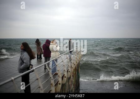 Odessa, Ukraine. November 2024. Die Menschen machen Fotos vor dem Hintergrund des stürmischen Meeres am Strand von Lanzheron. Das ukrainische hydrometeorologische Zentrum hat für die nächsten Tage eine Sturmwarnung für Odessa ausgegeben. (Foto: Viacheslav Onyschtschenko/SOPA Images/SIPA USA) Credit: SIPA USA/Alamy Live News Stockfoto