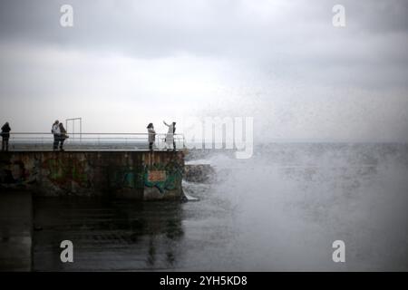 Odessa, Ukraine. November 2024. Die Menschen machen Fotos vor dem Hintergrund des stürmischen Meeres am Strand von Lanzheron. Das ukrainische hydrometeorologische Zentrum hat für die nächsten Tage eine Sturmwarnung für Odessa ausgegeben. (Foto: Viacheslav Onyschtschenko/SOPA Images/SIPA USA) Credit: SIPA USA/Alamy Live News Stockfoto