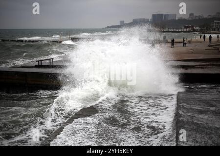 Odessa, Ukraine. November 2024. Stürmische Wellen am Langeron Beach. Das ukrainische hydrometeorologische Zentrum hat für die nächsten Tage eine Sturmwarnung für Odessa ausgegeben. (Foto: Viacheslav Onyschtschenko/SOPA Images/SIPA USA) Credit: SIPA USA/Alamy Live News Stockfoto