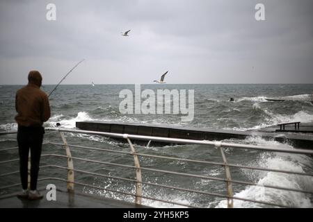 Odessa, Ukraine. November 2024. Ein Mann sah Angeln am Langeron Beach bei windigem Wetter. Das ukrainische hydrometeorologische Zentrum hat für die nächsten Tage eine Sturmwarnung für Odessa ausgegeben. (Foto: Viacheslav Onyschtschenko/SOPA Images/SIPA USA) Credit: SIPA USA/Alamy Live News Stockfoto