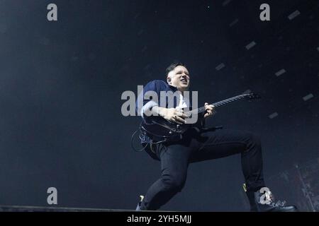 London, Großbritannien. Samstag, 9. November 2024. Jim Shaw von der alt-Rock-Band Hot Milk aus Manchester tritt in der OVO Arena Wembley auf. Quelle: Katie Collins/EMPICS/Alamy Live News Stockfoto