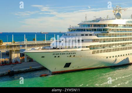 BARCELONA, SPANIEN - 3. Oktober 2024: Der Seabourn-Aufenthalt, bekannt für seine luxuriösen und exklusiven Annehmlichkeiten, beginnt in Barcelona und bietet den Passagieren eine Stockfoto