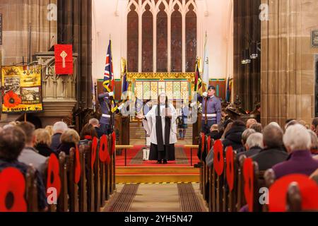 Warrington, Cheshire, England, Großbritannien. November 2024. Das jährliche Festival of Remembrance findet in der St. Elphin's Parish Church statt. Es war ein Abend, um an den Dienst und die Opfer unserer Streitkräfte in weltweiten Konflikten zu erinnern und zu ehren. Reverend Debbie Lovatt führt am Ende des Dienstes einen Segen durch. Quelle: John Hopkins/Alamy Live News Stockfoto