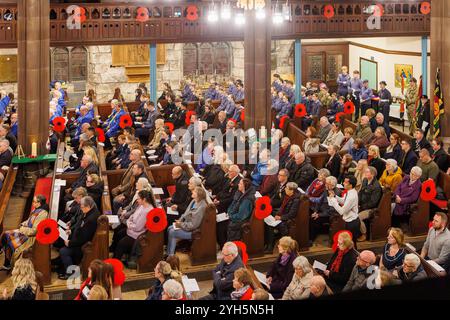 Warrington, Cheshire, England, Großbritannien. November 2024. Das jährliche Festival of Remembrance findet in der St. Elphin's Parish Church statt. Es war ein Abend, um an den Dienst und die Opfer unserer Streitkräfte in weltweiten Konflikten zu erinnern und zu ehren. Die Kirche war voll für den Gottesdienst. Quelle: John Hopkins/Alamy Live News Stockfoto