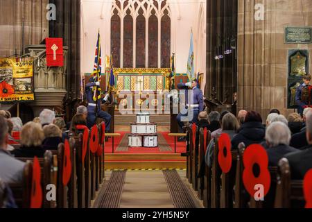 Warrington, Cheshire, England, Großbritannien. November 2024. Das jährliche Festival of Remembrance findet in der St. Elphin's Parish Church statt. Es war ein Abend, um an den Dienst und die Opfer unserer Streitkräfte in weltweiten Konflikten zu erinnern und zu ehren. Die Standards werden bei der Zeremonie des Trommelkopfes beiseite gehalten. Quelle: John Hopkins/Alamy Live News Stockfoto