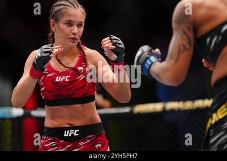 Las Vegas, USA. November 2024, Las Vegas, Nv, Las Vegas, NV, USA: Karolina Kowalkiewicz und Denise Gomes bei UFC Apex für die UFC Fight Night - Magny and Pirates am 9. November 2024 in Las Vegas, NV, USA. (Foto: Louis Grasse/PxImages) (Credit Image: © Louis Grasse/PX Imagens via ZUMA Press Wire) NUR REDAKTIONELLE VERWENDUNG! Nicht für kommerzielle ZWECKE! Quelle: ZUMA Press, Inc./Alamy Live News Stockfoto