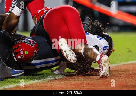Raleigh, NC, USA. November 2024. Duke Blue Devils Quarterback Maalik Murphy (6) trifft in der zweiten Hälfte des NCAA-Fußballspiels im Carter-Finley Stadium in Raleigh, NC, gegen den North Carolina State Wolfpack. (Scott Kinser/CSM). Quelle: csm/Alamy Live News Stockfoto