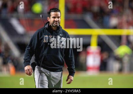 Raleigh, NC, USA. November 2024. Duke Blue Devils Head Coach Manny Diaz während der zweiten Halbzeit gegen den North Carolina State Wolfpack im NCAA Football Match Up im Carter-Finley Stadium in Raleigh, NC. (Scott Kinser/CSM). Quelle: csm/Alamy Live News Stockfoto