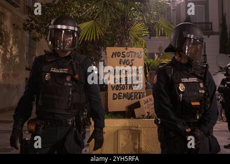 Valencia, Spanien. 9. November 2024, Valencia, Valencia, EspaÃ±A: Zwei Polizeibeamte neben einem Banner während der Demonstration in Valencia (Kreditbild: © Elena Fernandez/ZUMA Press Wire) NUR REDAKTIONELLE VERWENDUNG! Nicht für kommerzielle ZWECKE! Quelle: ZUMA Press, Inc./Alamy Live News Stockfoto