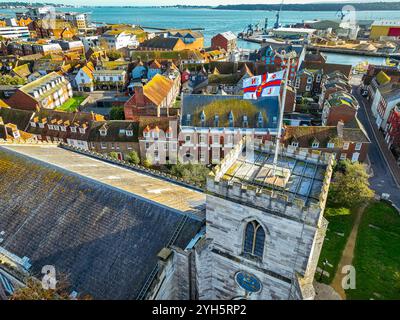 Aus der Vogelperspektive die St. James Church in Poole, eine Küstenstadt in Dorset, Südengland, bekannt für ihren großen natürlichen Hafen und Sandstrände, Großbritannien Stockfoto