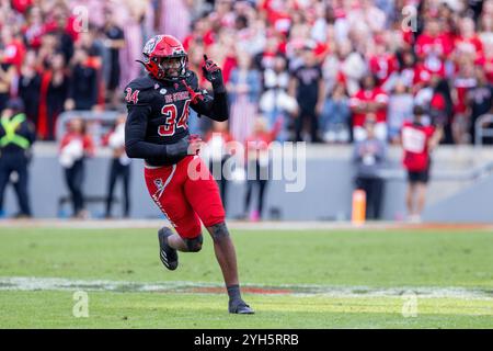 Raleigh, NC, USA. November 2024. Der North Carolina State Wolfpack Linebacker Kamal Bonner (34) feiert während der ersten Halbzeit gegen die Duke Blue Devils im NCAA Football Match Up im Carter-Finley Stadium in Raleigh, NC. (Scott Kinser/CSM). Quelle: csm/Alamy Live News Stockfoto