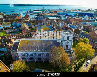 Aus der Vogelperspektive die St. James Church in Poole, eine Küstenstadt in Dorset, Südengland, bekannt für ihren großen natürlichen Hafen und Sandstrände, Großbritannien Stockfoto