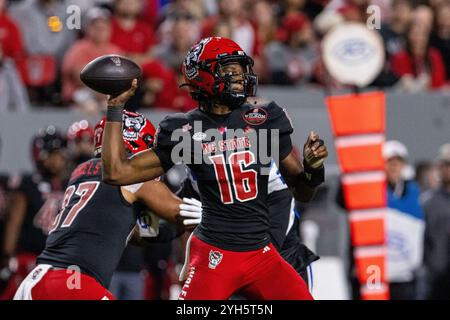 Raleigh, NC, USA. November 2024. North Carolina State Wolfpack Quarterback CJ Bailey (16) wirft gegen die Duke Blue Devils während der zweiten Hälfte des NCAA-Fußballspiels im Carter-Finley Stadium in Raleigh, NC. (Scott Kinser/CSM). Quelle: csm/Alamy Live News Stockfoto