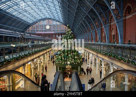 London, England, Großbritannien. November 2024. Um den 11 Meter hohen Weihnachtsbaum zu errichten, brauchten 20 Handwerker 4000 Stunden. Sie wurde am 4. November auf dem Bahnhof St. Pancras vorgestellt. Es ist eine Zusammenarbeit mit Universal Pictures UK. Der Film Wicked wird am 22. November in den Kinos in Großbritannien veröffentlicht. (Kreditbild: © Krisztian Elek/ZUMA Press Wire) NUR REDAKTIONELLE VERWENDUNG! Nicht für kommerzielle ZWECKE! Stockfoto