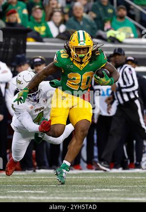 Autzen Stadium, Eugene, OR, USA. November 2024. Jordan James (20) erzielte den ersten Touchdown für die Ducks während des NCAA-Fußballspiels zwischen den Maryland Terrapins und den Oregon Ducks im Autzen Stadium, Eugene, OR. Larry C. Lawson/CSM/Alamy Live News Stockfoto